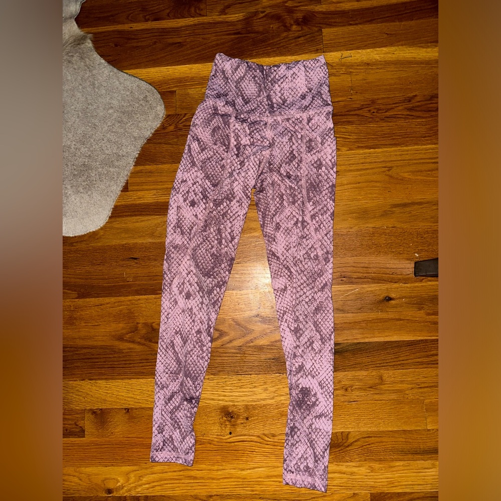 Strut this pink leopard leggings